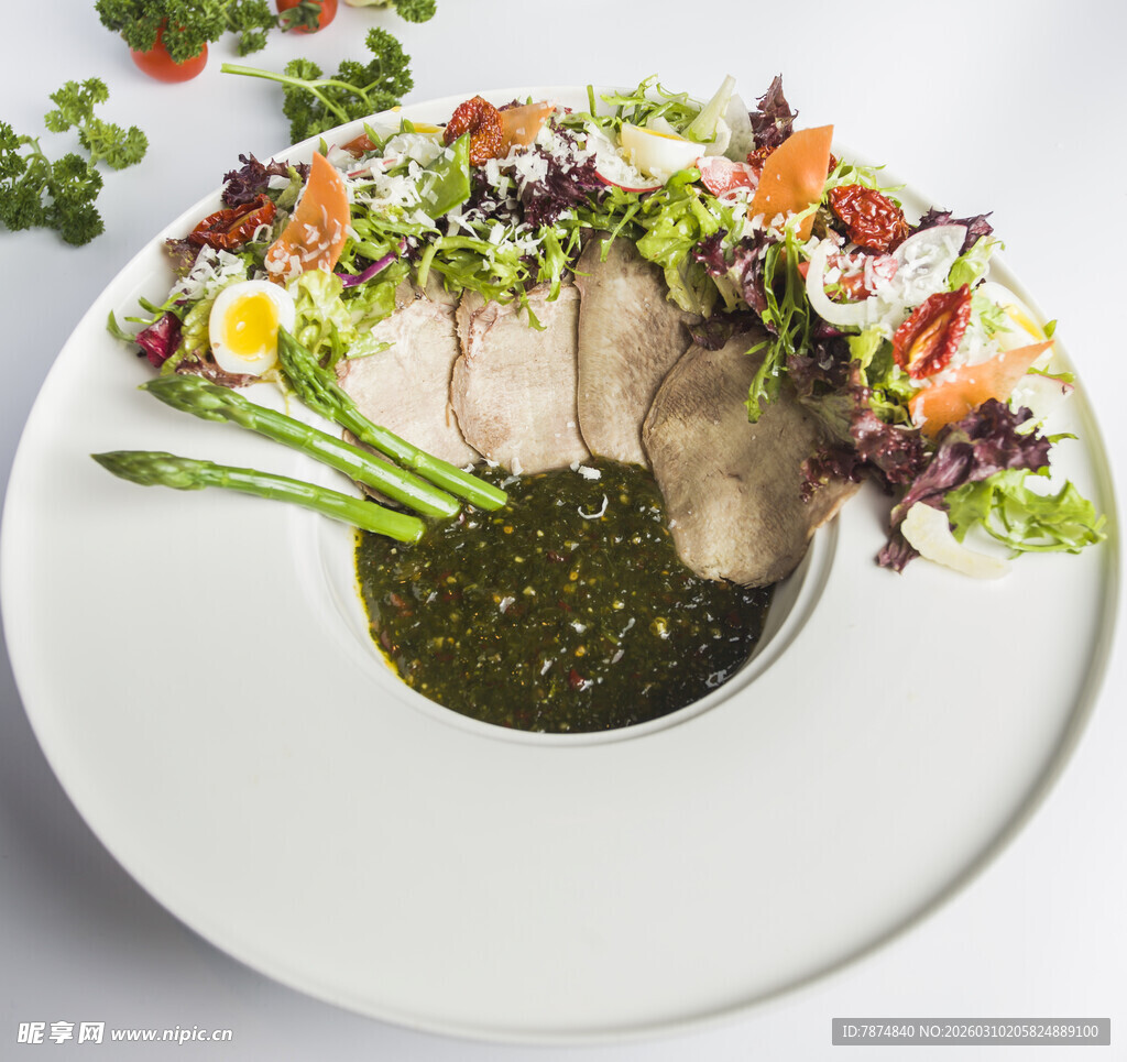 美味精致的蔬菜鸡肉沙拉