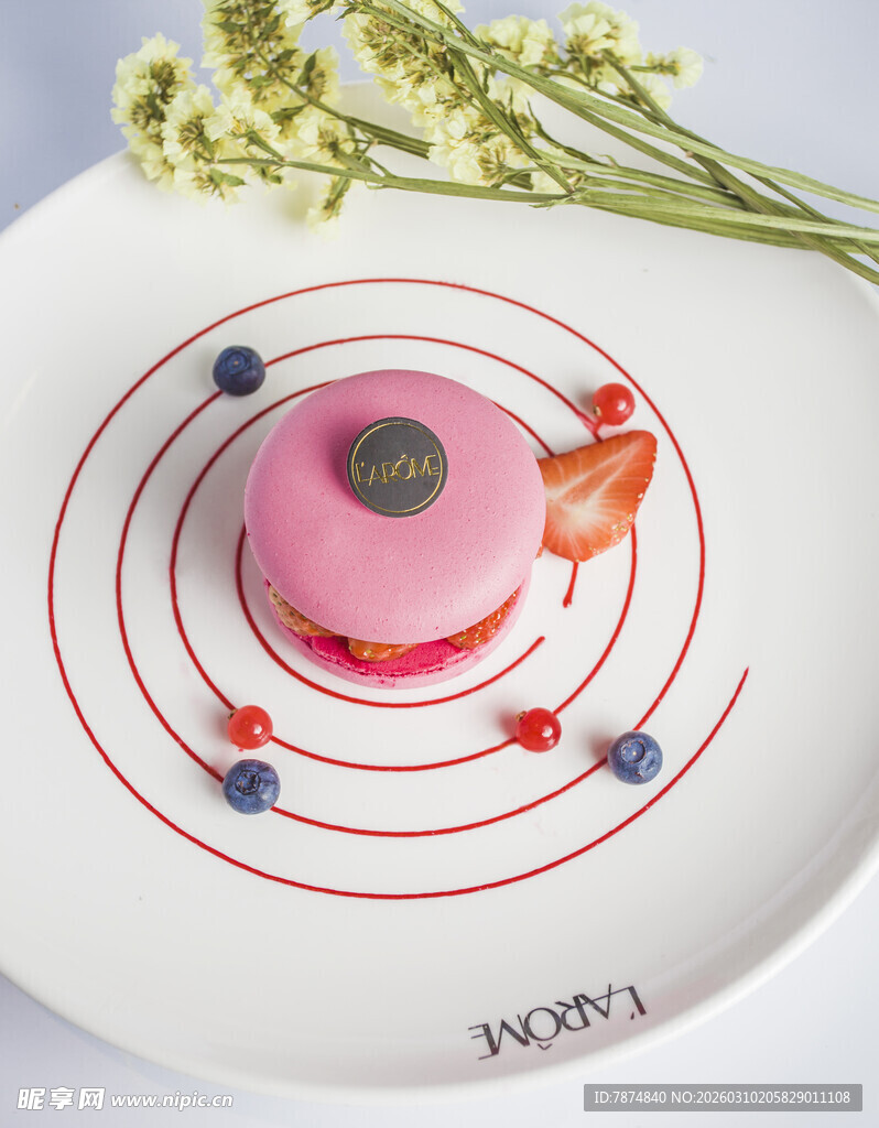精致粉色甜点摆盘