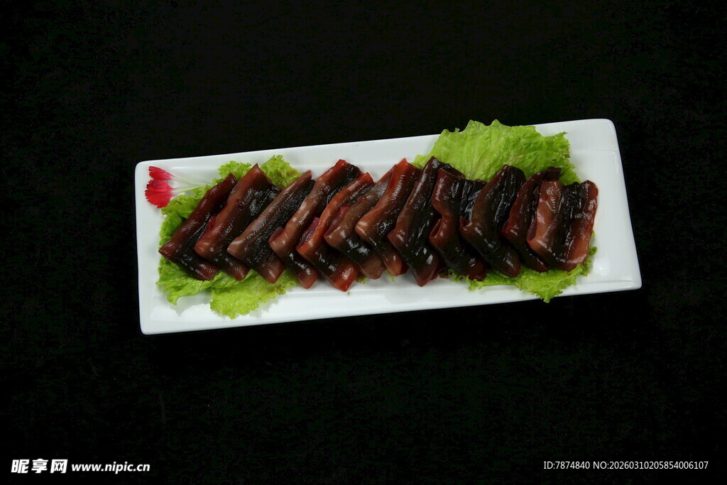 美味酱排骨摆于盘中