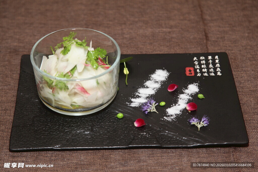 精致日式蟹肉沙拉摆盘