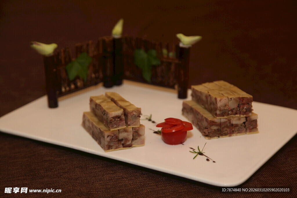 精致糕点配草莓装饰