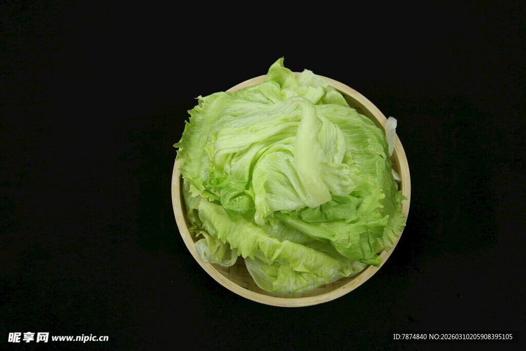 新鲜生菜置于碗中