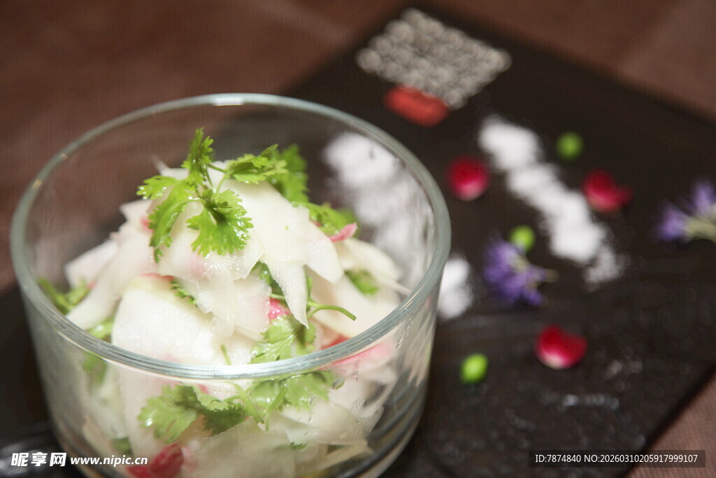 玻璃杯中的清爽蔬菜沙拉