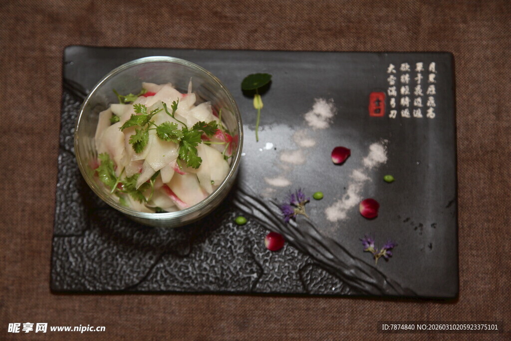 精致摆盘的美味鸡肉料理