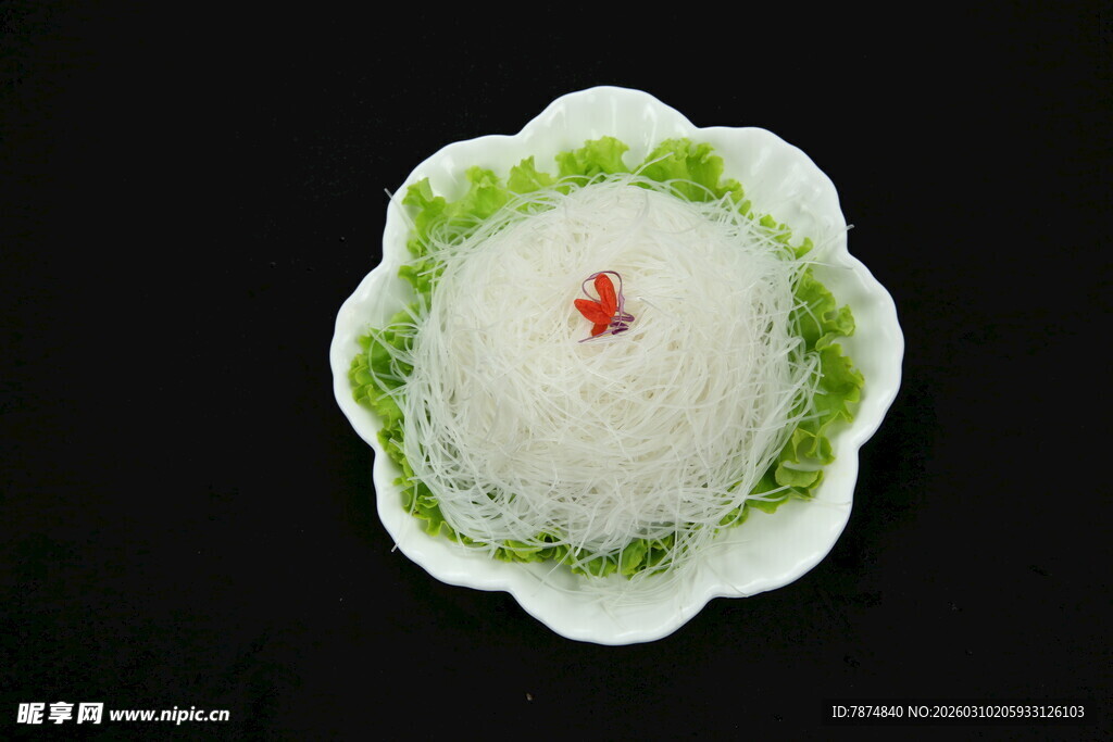 雪花状糯米糍 点缀红果