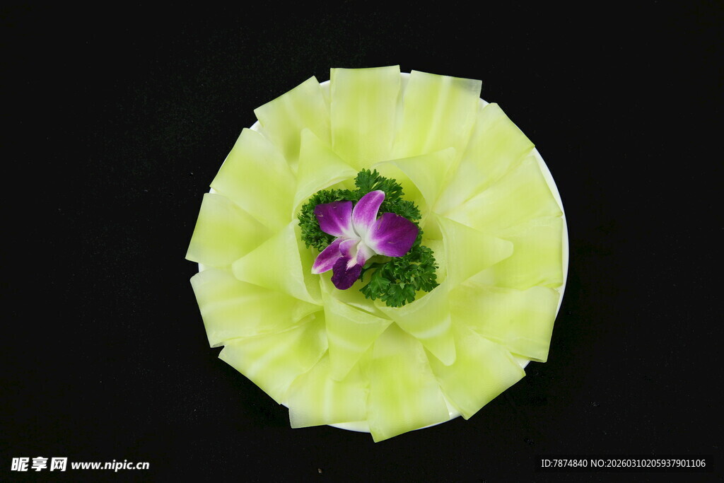 雕花摆盘的精美蔬菜造型