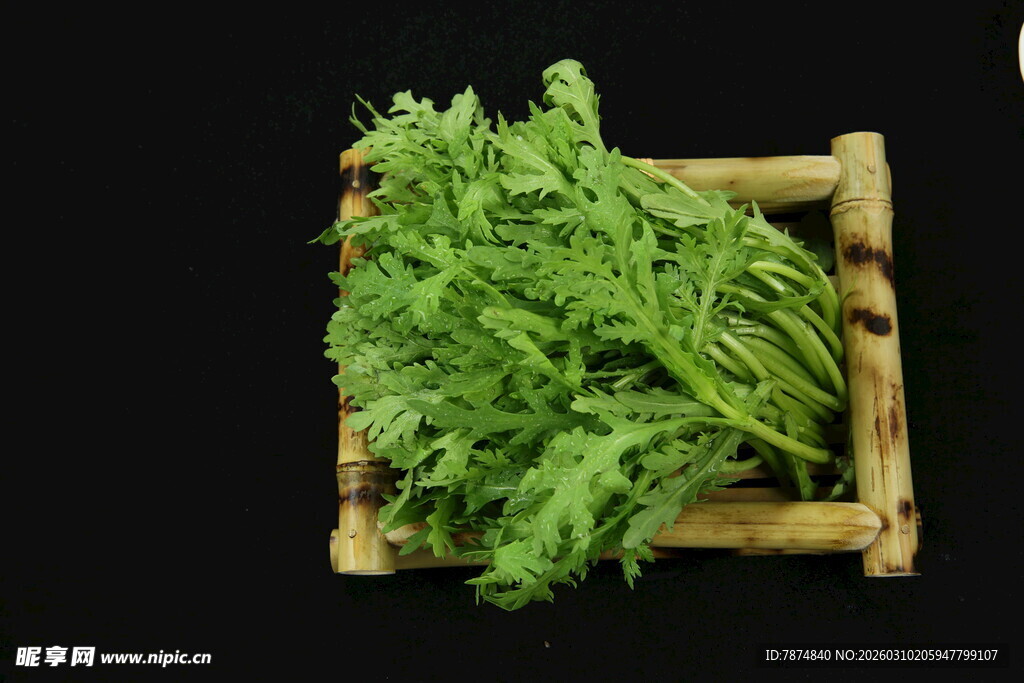 竹筐中的鲜嫩绿色蔬菜