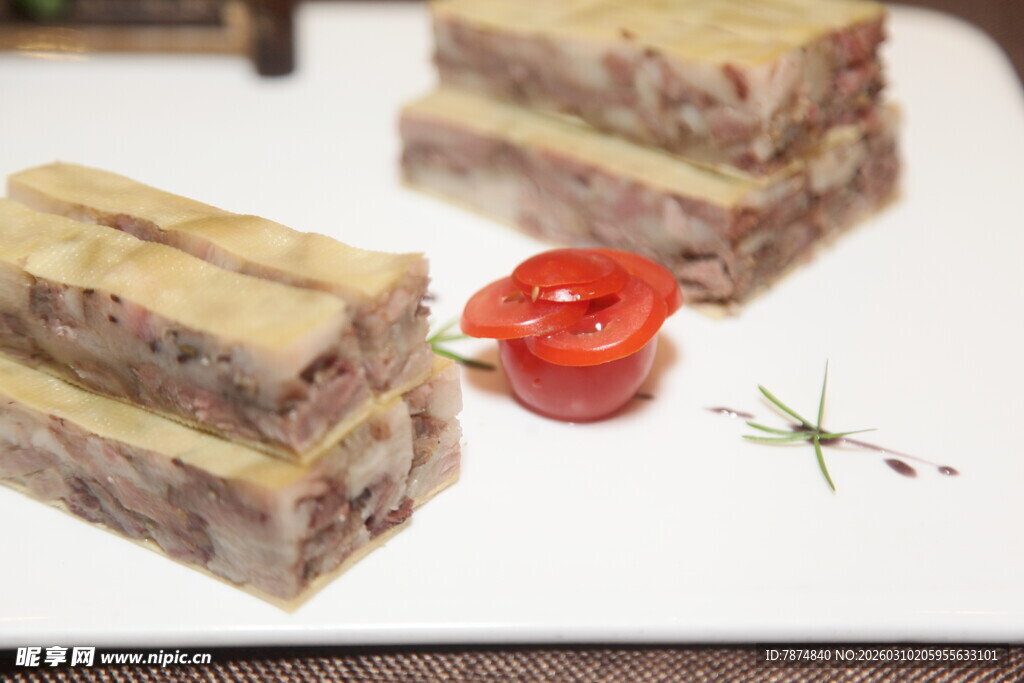 美味多层糕点配小番茄