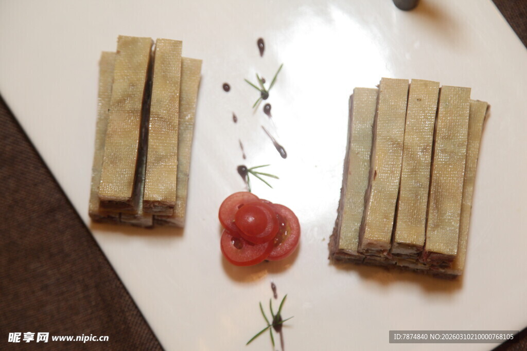 木制餐具与番茄装饰