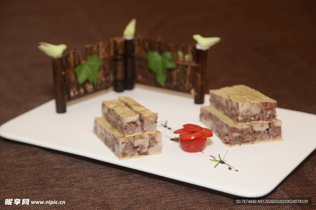 精致糕点配绿植装饰