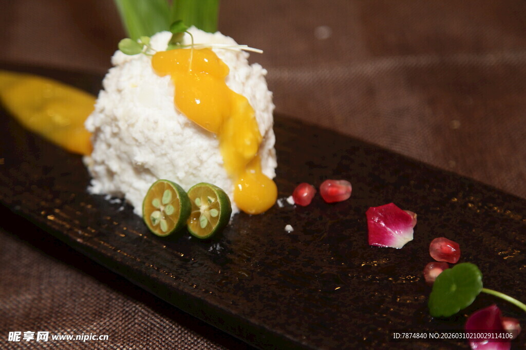 芒果装饰的精致米饭料理