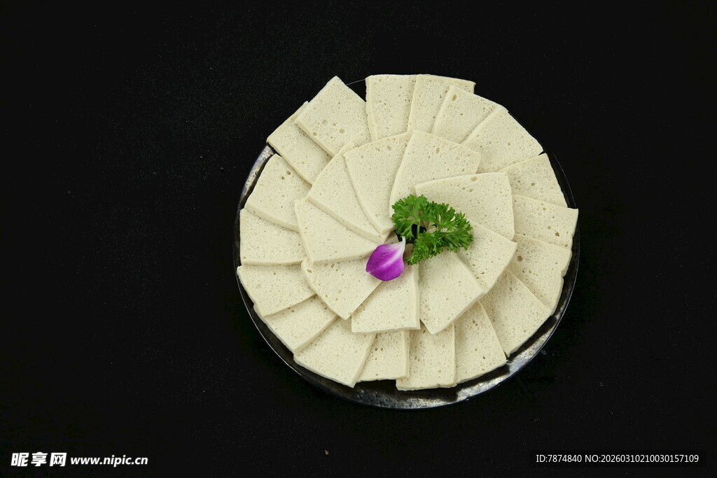 精致摆盘的美味豆腐片