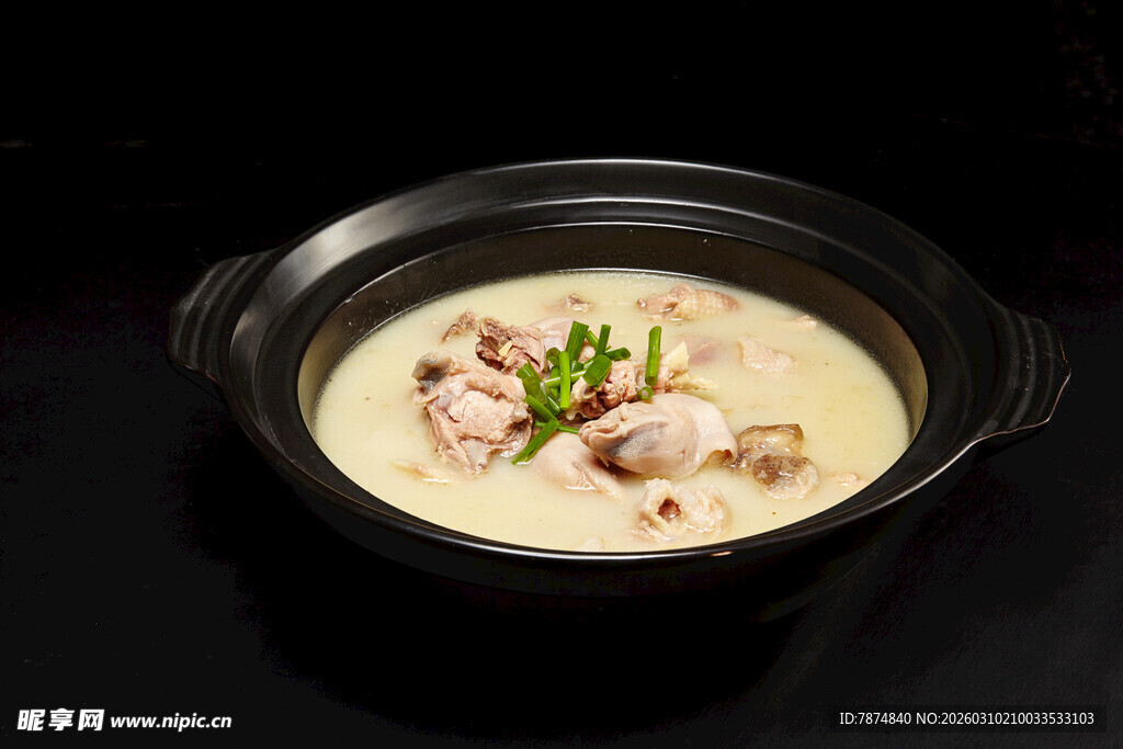 香浓鸡汤配鲜嫩鸡肉