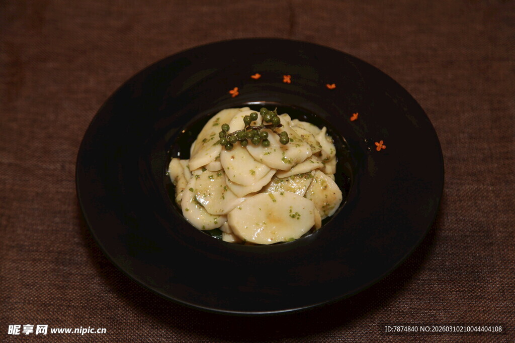 精致摆盘的美味土豆泥