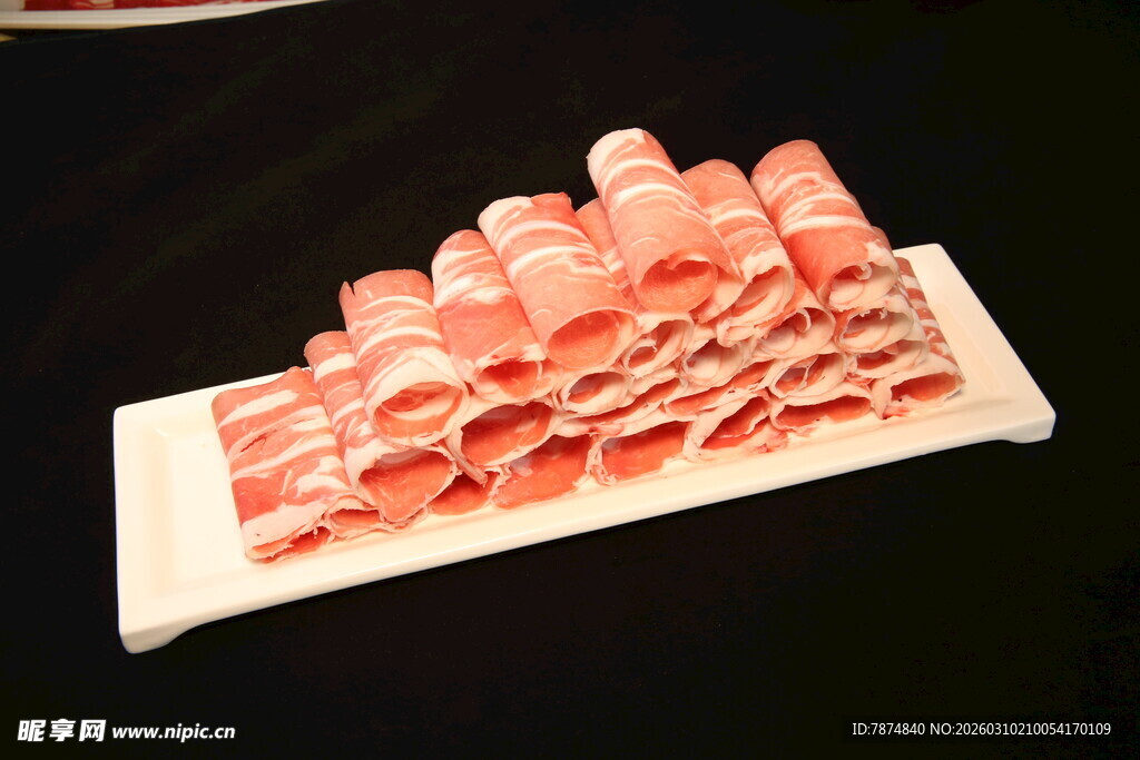 新鲜美味的羊肉卷拼盘