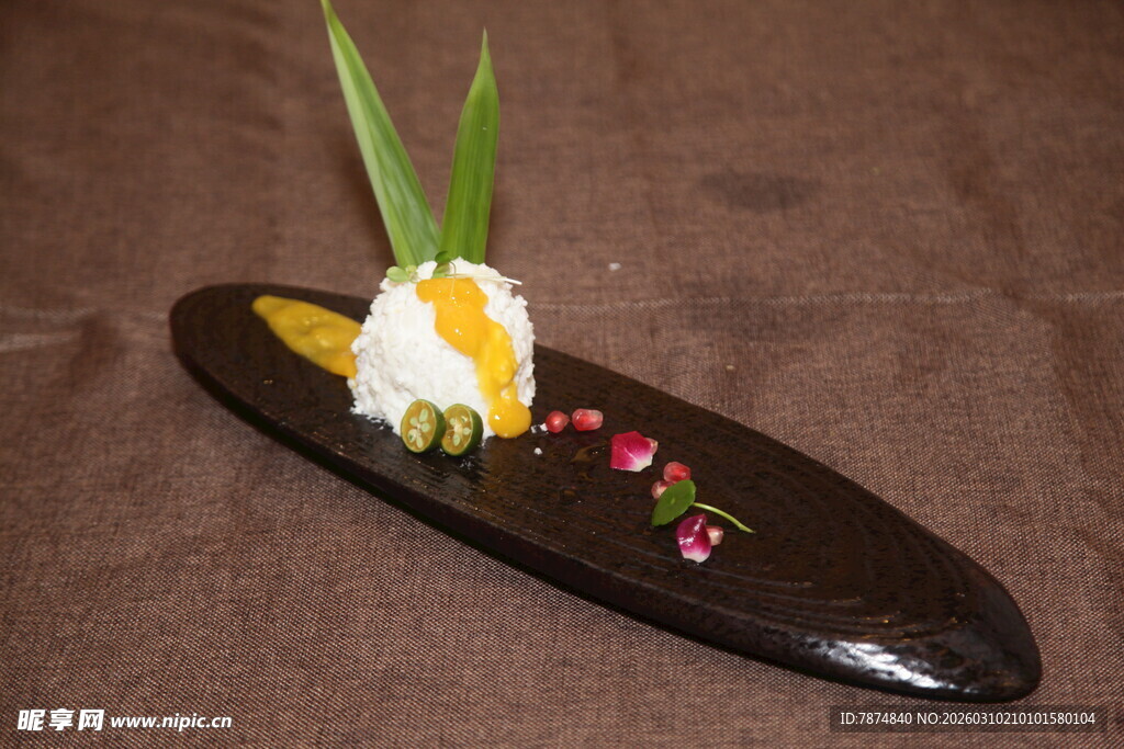 精致摆盘的创意水果料理