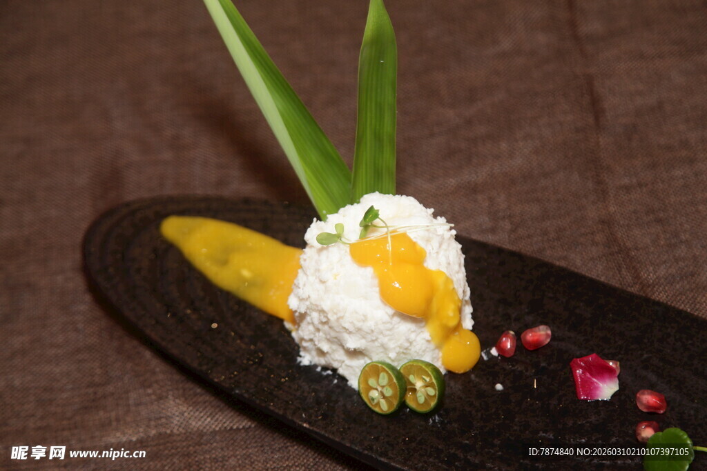 精致甜品 芒果奶油的美味组合