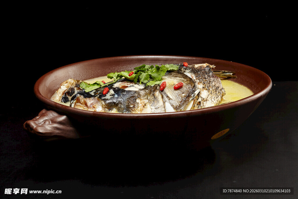 美味鱼头汤 鲜香诱人