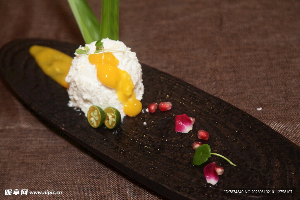 精致芒果冰淇淋甜点摆盘