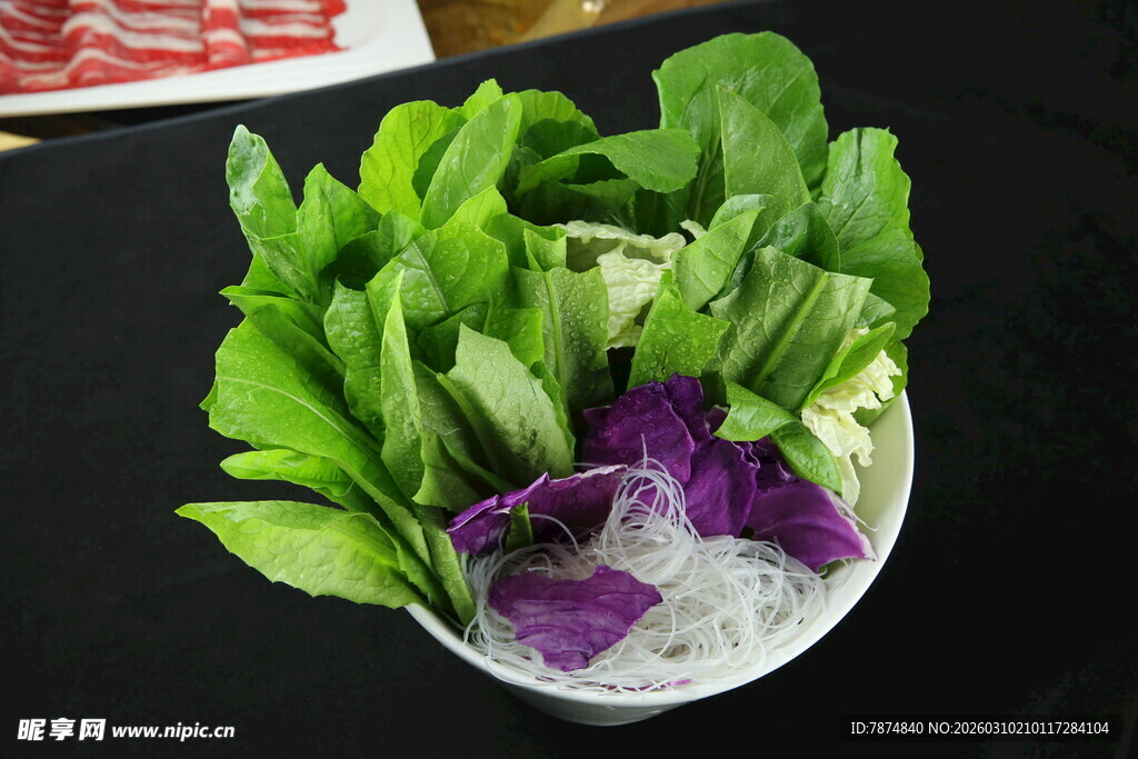 新鲜蔬菜组合摆放在碗中