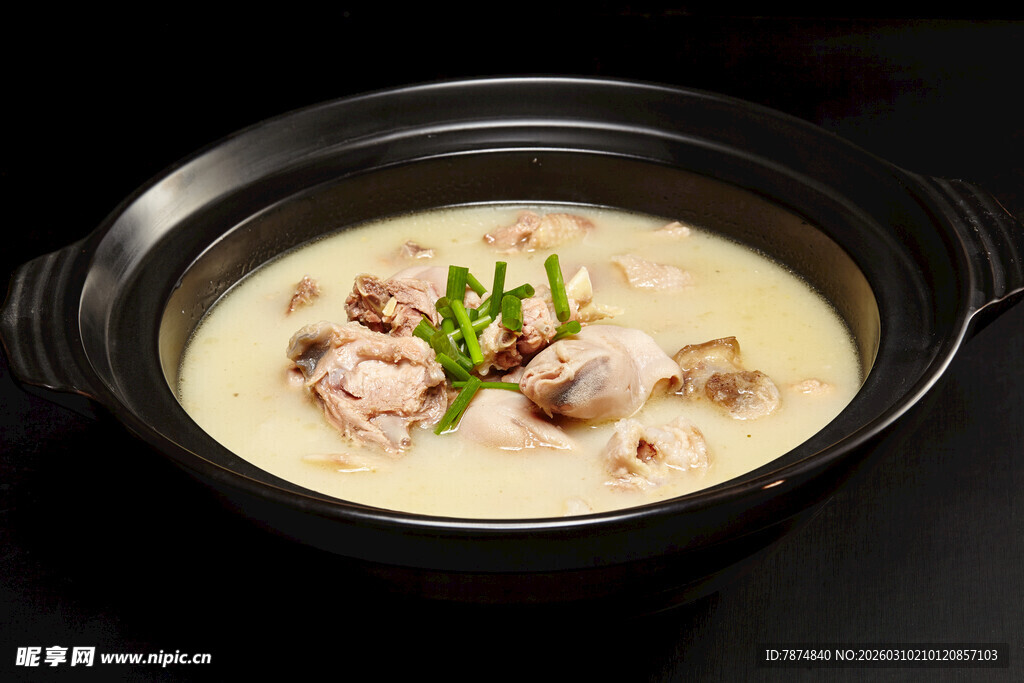 香浓鸡汤煲 鸡肉鲜嫩诱人