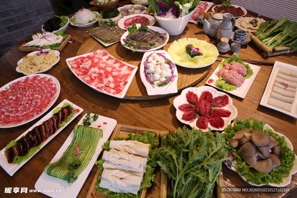 丰盛诱人的中式美食拼盘