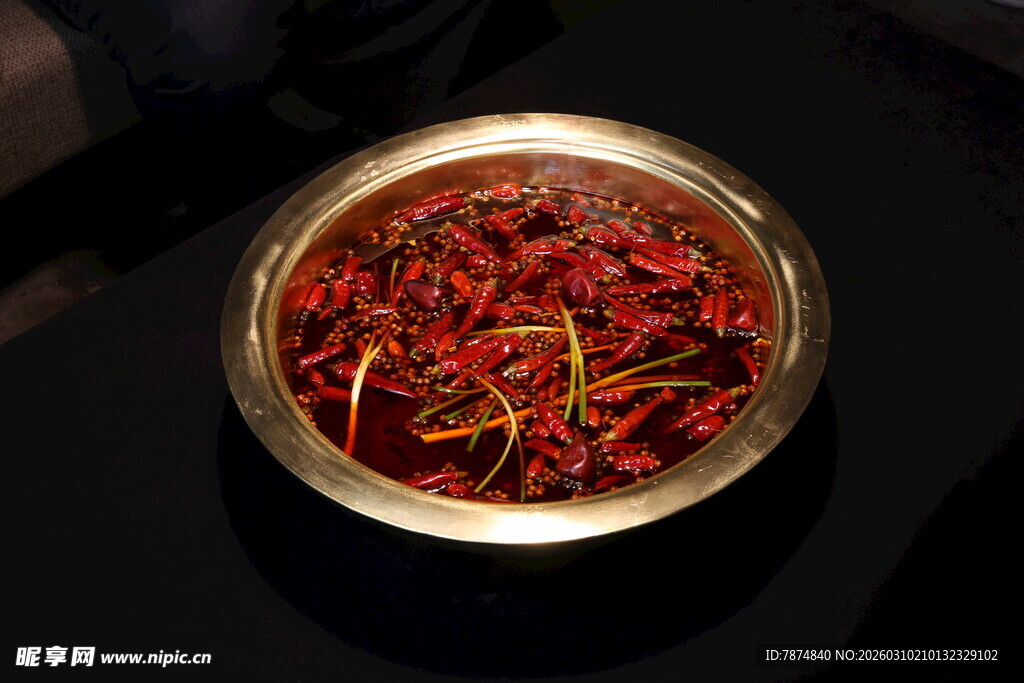 金属碗中的鲜艳红辣椒