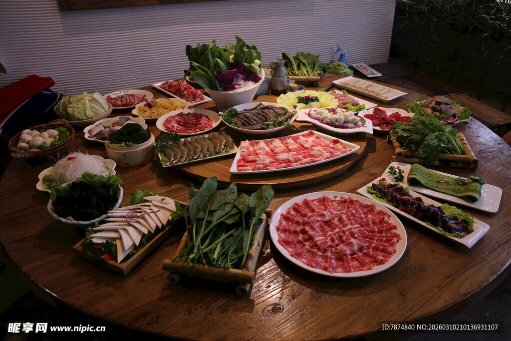 丰盛日式刺身拼盘美食
