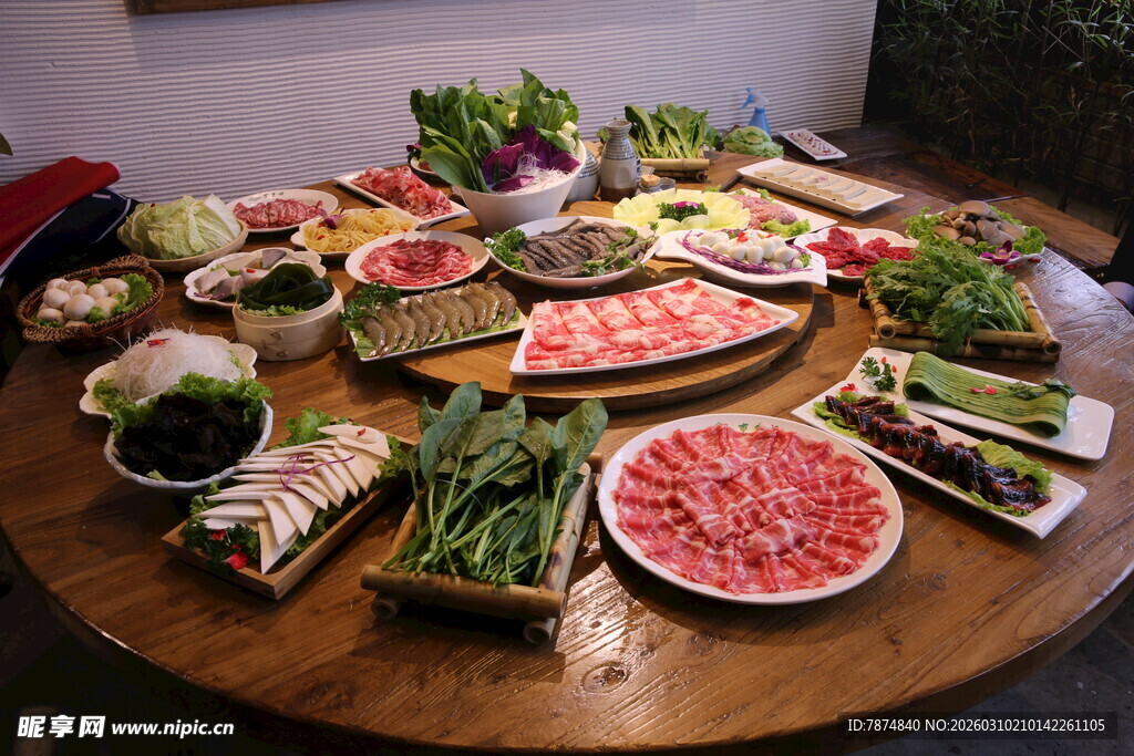 丰盛蔬果拼盘摆满圆桌