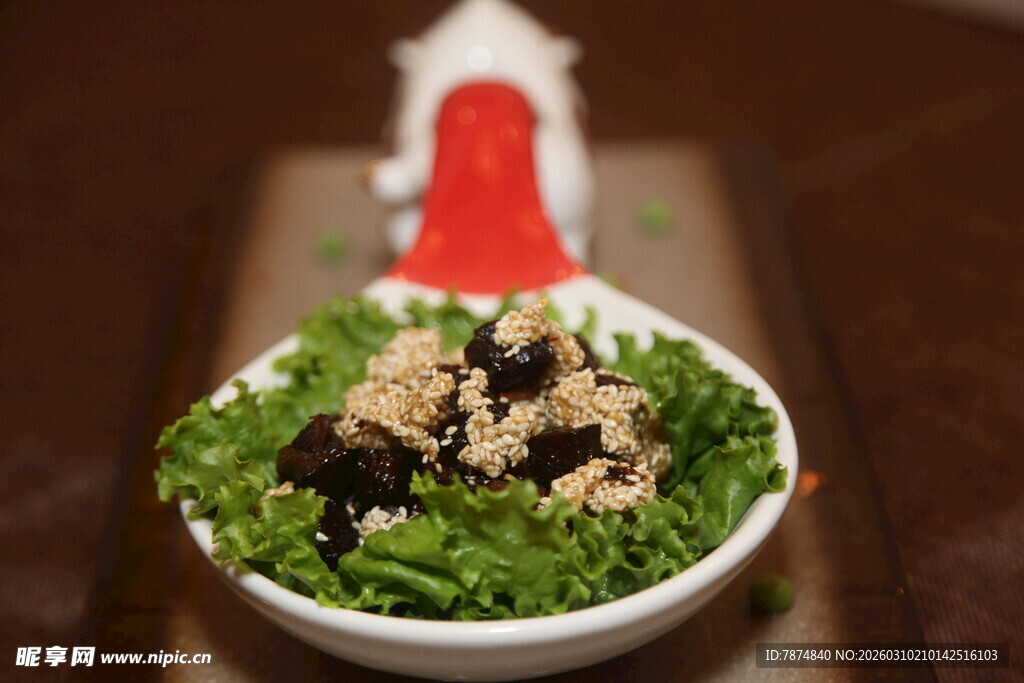 翠绿蔬菜配褐色食材的佳肴