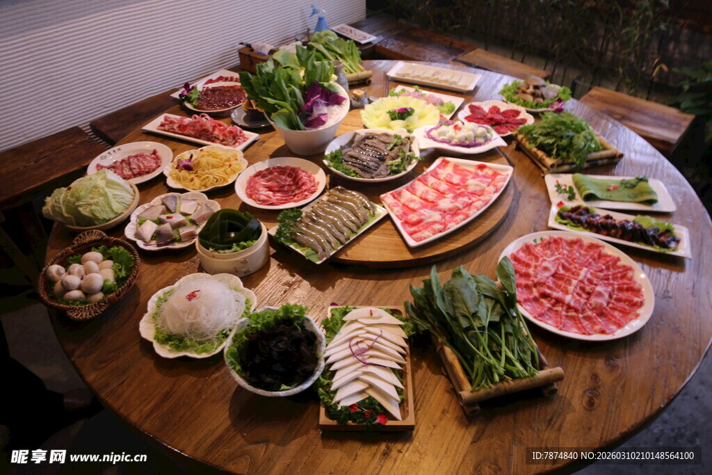 丰盛日式刺身烤肉拼盘