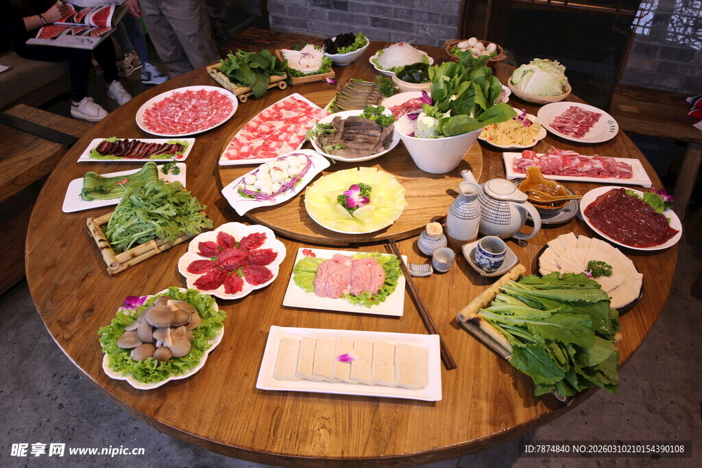 丰盛果蔬拼盘摆满圆桌