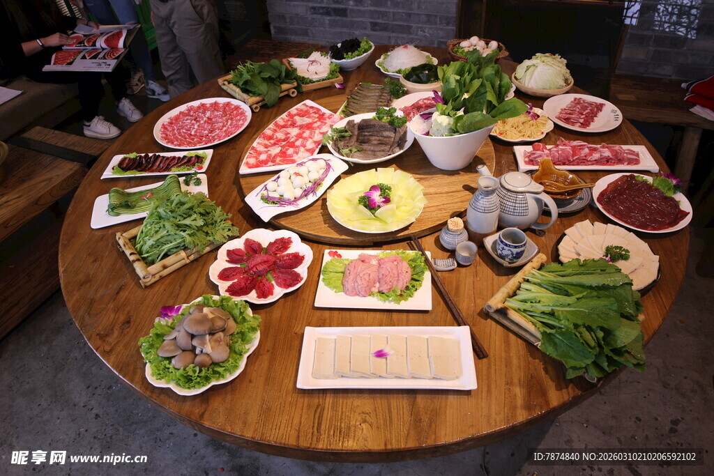 丰盛火锅食材摆满圆桌