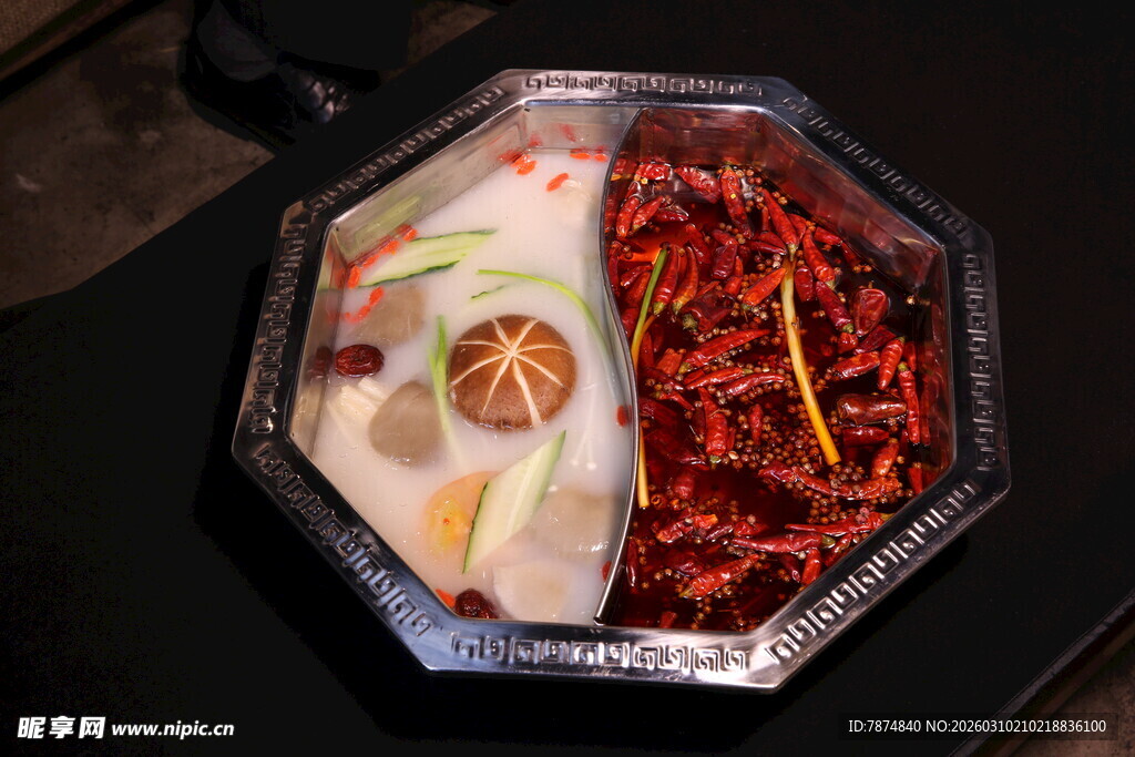 八角形双格火锅食材丰富