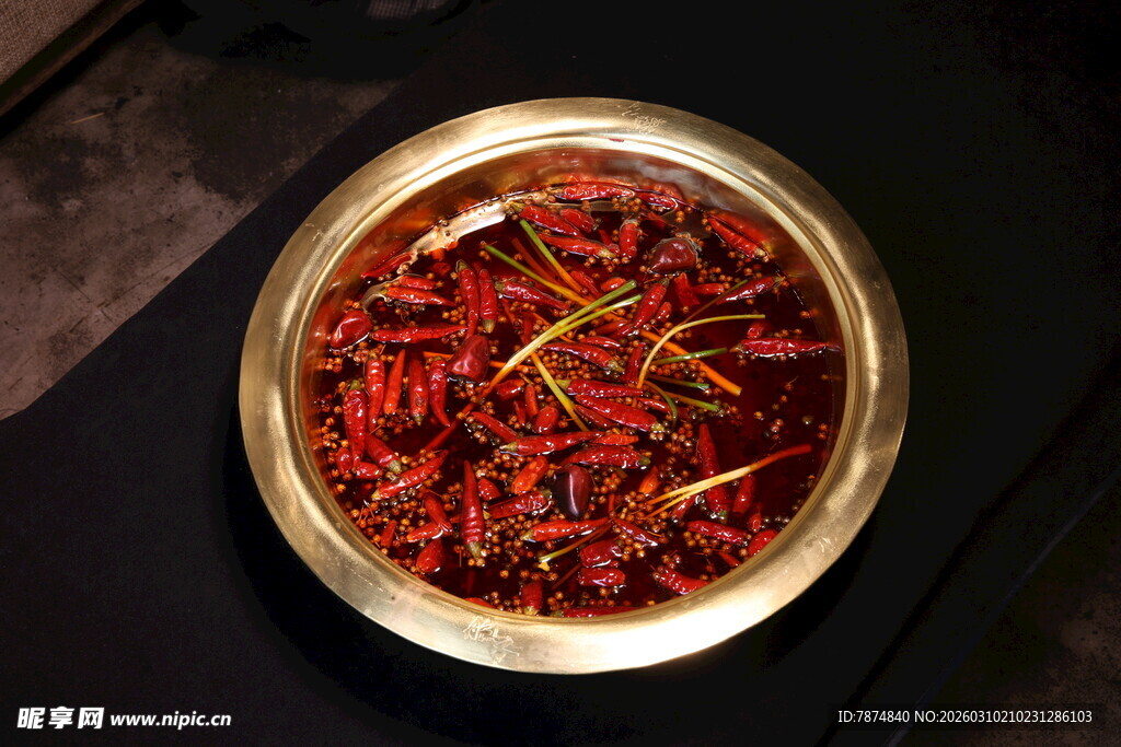 一碗红亮热辣的干辣椒