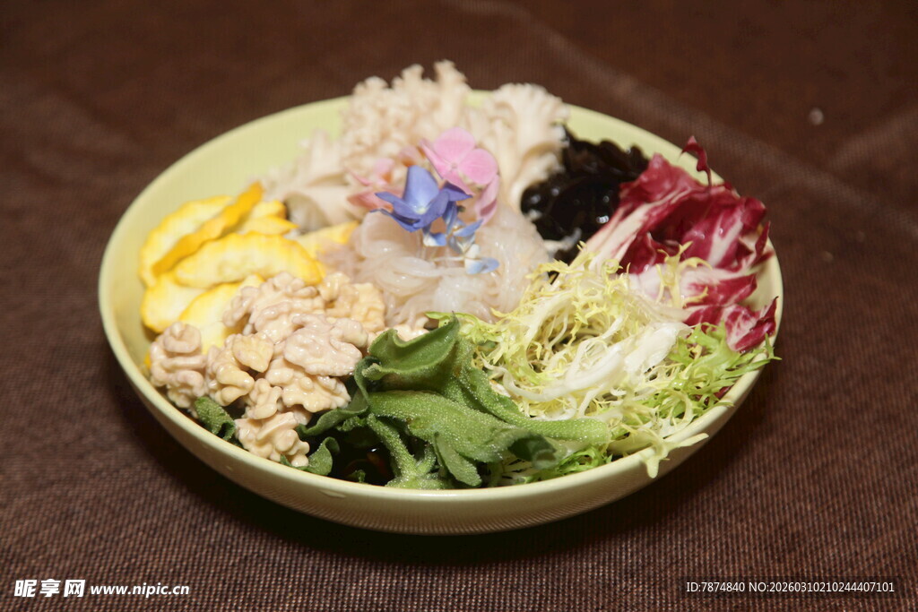 新鲜蔬菜鸡肉沙拉碗