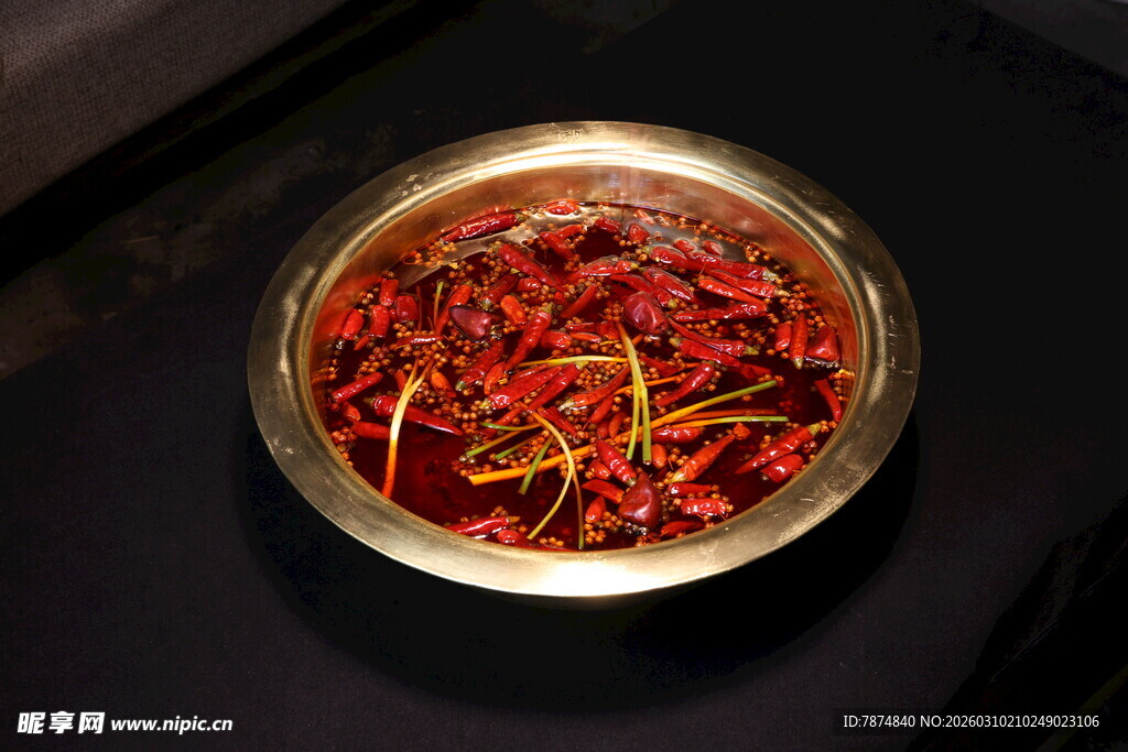 碗中的干辣椒与姜丝