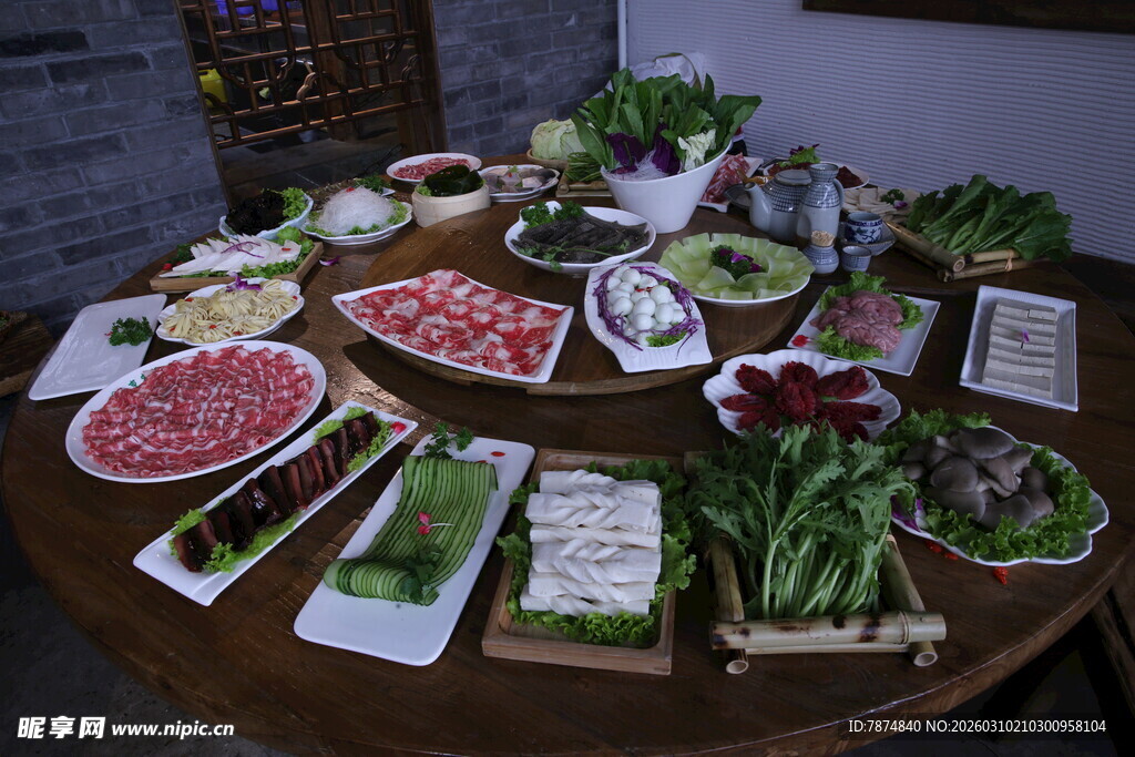 丰盛中式菜肴摆满圆桌