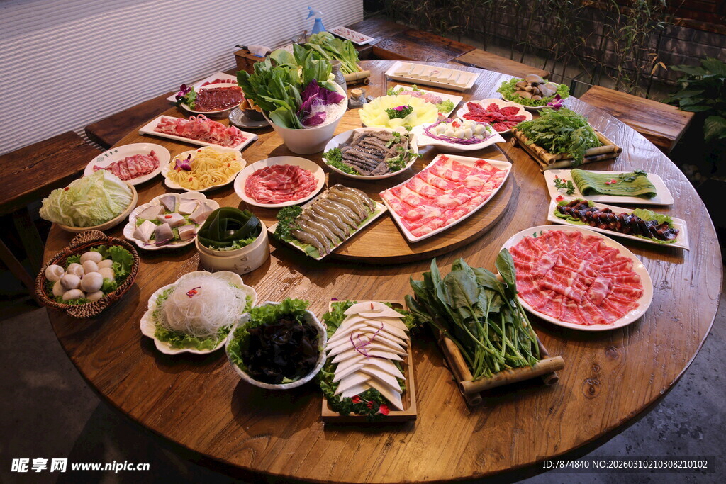 丰盛多样的美食拼盘