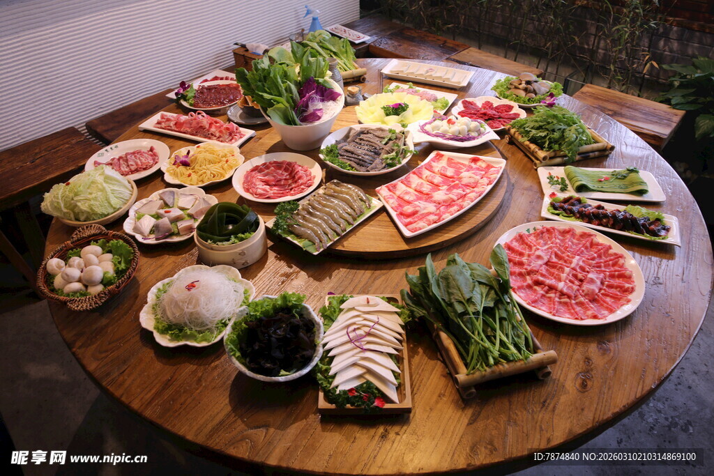 丰盛多样的美食拼盘