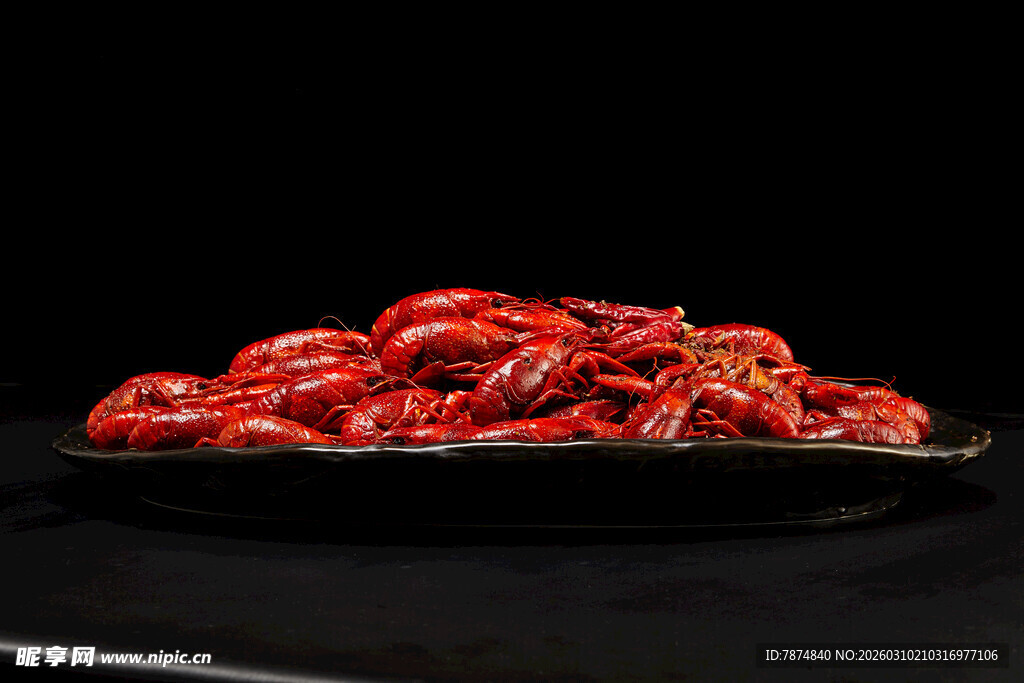 一盘诱人的鲜红小龙虾