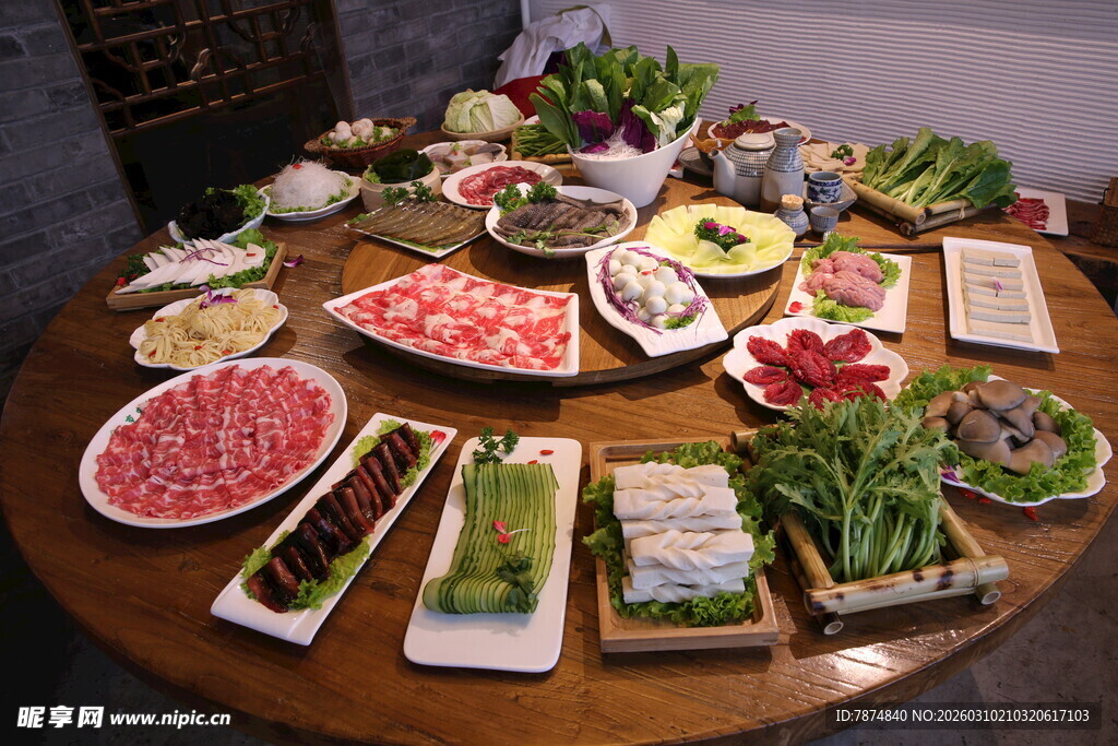 丰盛火锅食材摆满圆桌