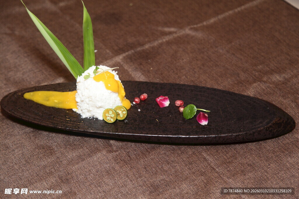 精致摆盘的美味甜品