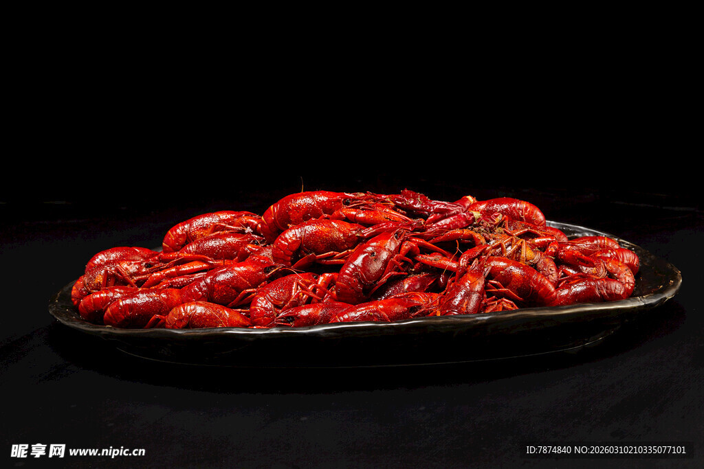 一盘诱人的新鲜小龙虾