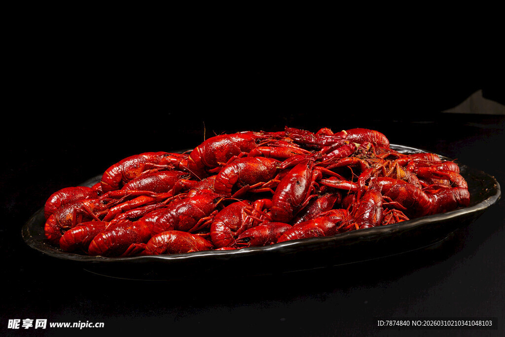 一盘诱人的红色小龙虾