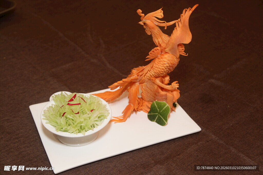 胡萝卜雕花配绿色菜品