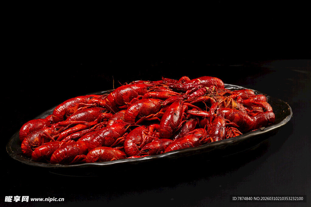 一盘诱人的麻辣小龙虾