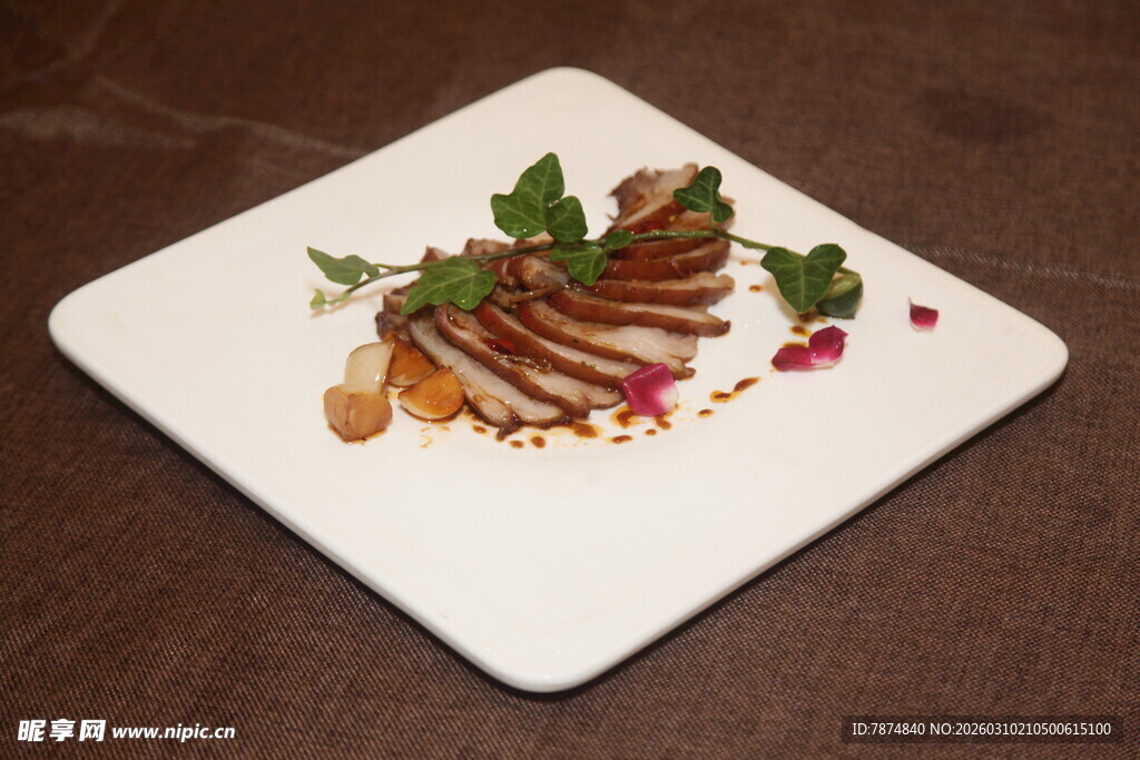 精致摆盘的美味肉类菜肴