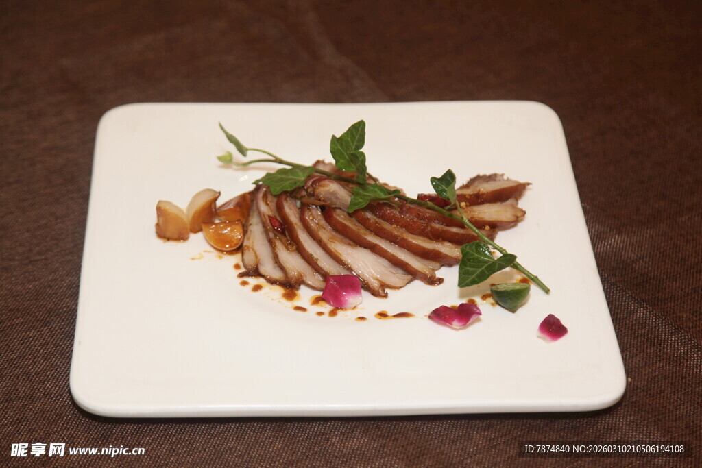 精致摆盘的美味切片佳肴