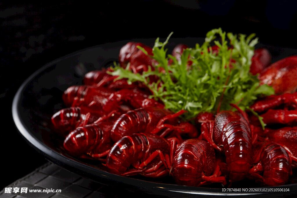 美味小龙虾摆盘精致诱人